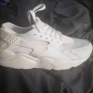 Womans hurache white nike shoes